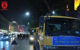 Hàng trăm công nhân hối hả nạo vét bùn hồ Hoàn Kiếm trong đêm
